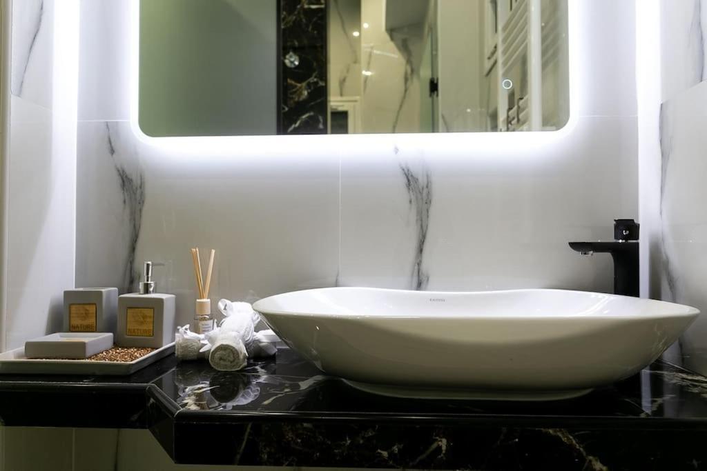 μarble Suite. 40sqm Center. Gas Heating. Private Entrance.secured24h Thessaloniki