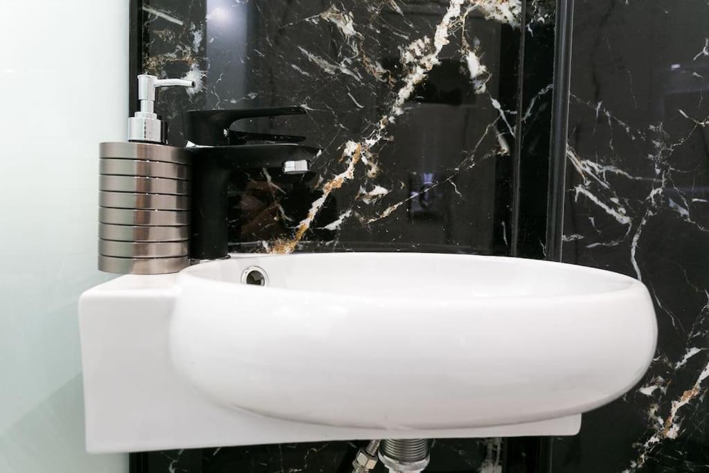 μarble Suite. 40sqm Center. Gas Heating. Private Entrance.secured24h Apartment