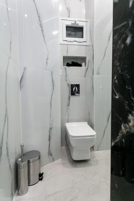 μarble Suite. 40sqm Center. Gas Heating. Private Entrance.secured24h Thessaloniki