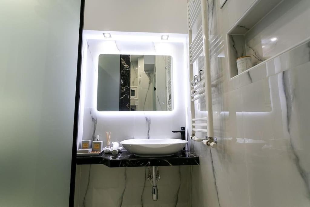 μarble Suite. 40sqm Center. Gas Heating. Private Entrance.secured24h