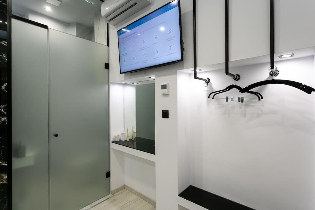 μarble Suite. 40sqm Center. Gas Heating. Private Entrance.secured24h * Tesalónica